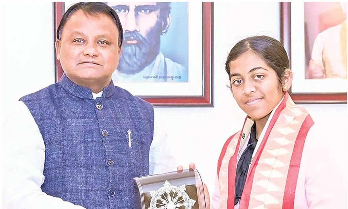 Chief Minister Commends Two Students for Achieving Perfect Scores