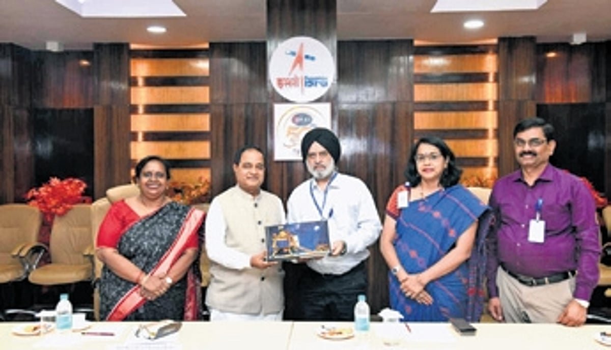 Science and Technology Minister Visits ISRO Facilities in Bengaluru to Discuss Space-Tech Collaboration