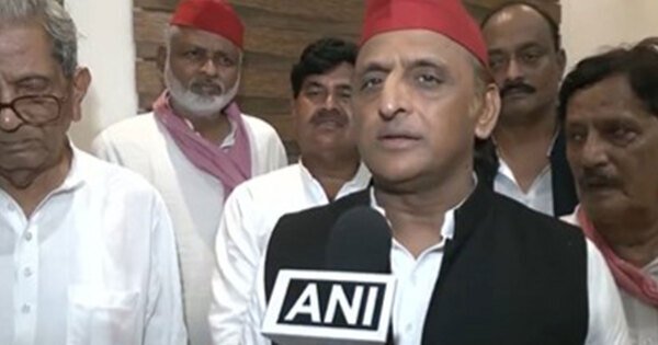 Akhilesh Yadav Criticizes BJP Over Inflation and Rupee Decline