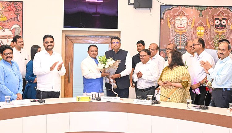 Odisha Chief Minister Honored After State Ranks Among India's Top 5 for Investment Friendliness