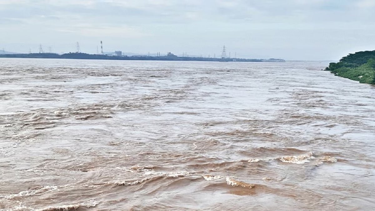 Odisha Remains Alert as Flood Conditions Deteriorate and Mahanadi Levels Rise