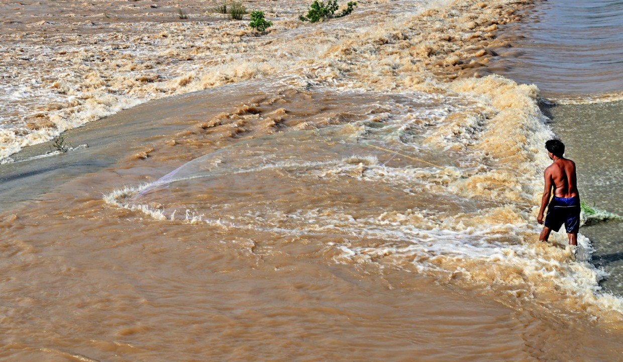 Flood Alert Issued for 10 Districts in Odisha as Hirakud Dam Maintains Water Discharge